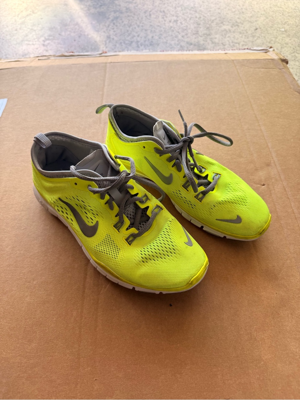 Nike women’s Neon Yellow Running Shoes 6.5